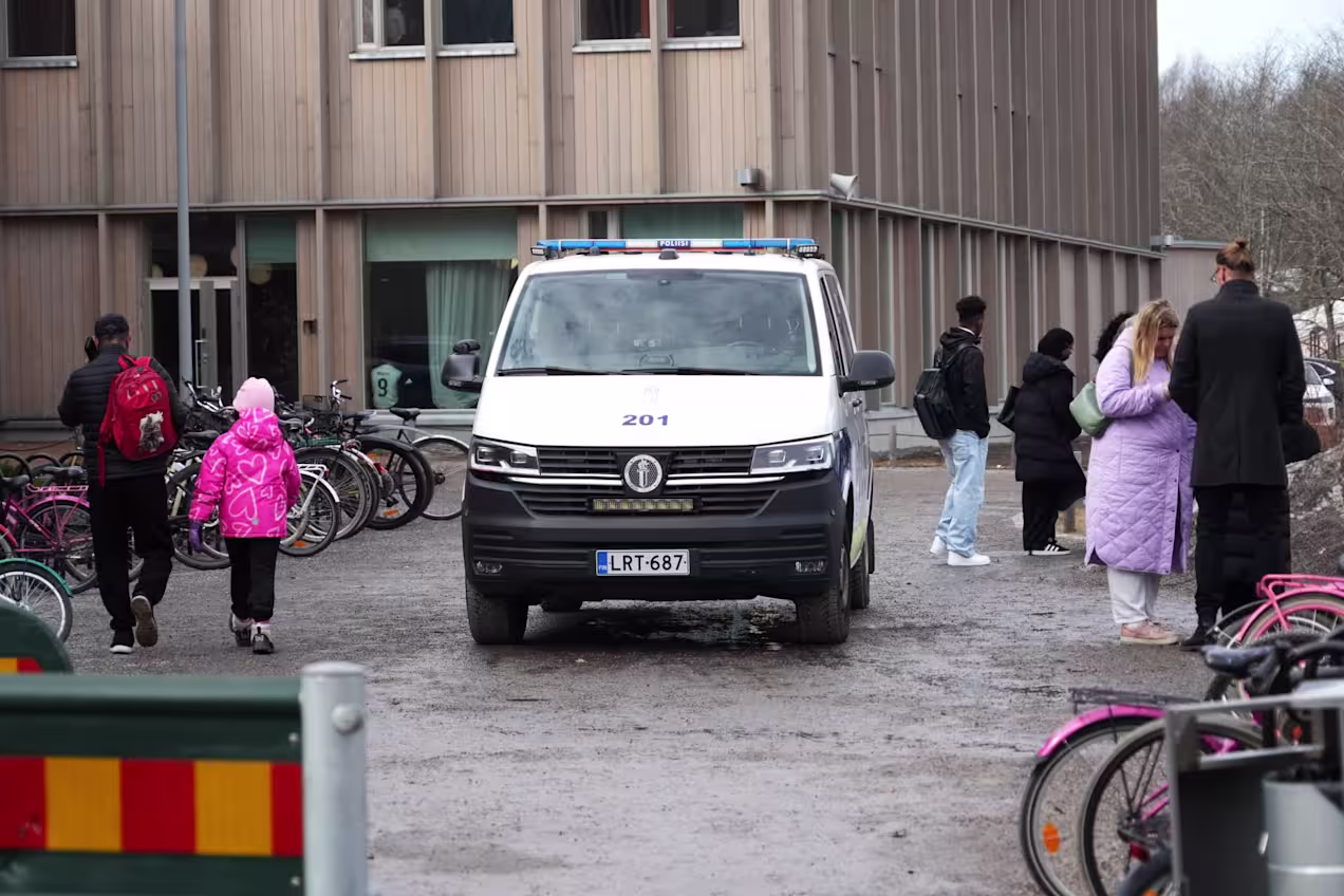 Helsingissä puukotus koulussa – koulupäivä keskeytetään ja oppilaat pääsevät kotiin VIDEO